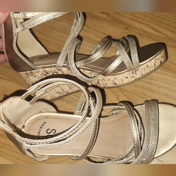 Gold wedges - Picture 1 of 2